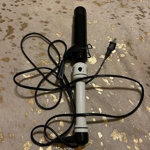 Professional Black and White Curling Iron
HOT TOOLS 1 1/2 inch barrel